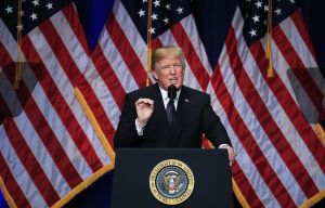 Tramp son dəfə İrana qarşı sanksiyaların aradan qaldırılmasına dair rejimi uzadıb