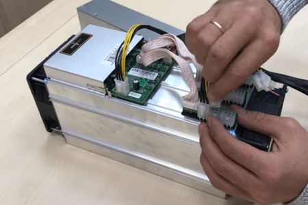 Azərbaycanlı məmurun ölkəyə gətirdiyi bitkoin avadanlıqları sərhəddə saxlanıldı