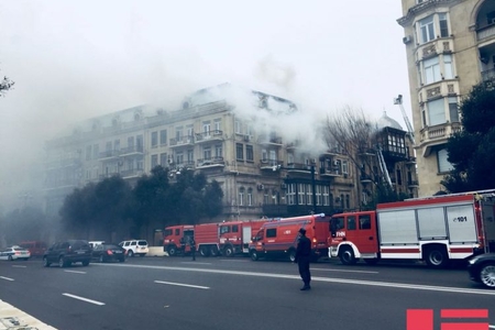 Bakıda mərkəzində yaşayış binasında yanğın söndürülüb - VİDEO