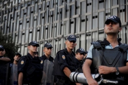 Türkiyədə polislərə yeni geyim verilir