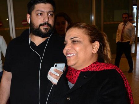 Məşhur müğənninin ayaqları tutuldu