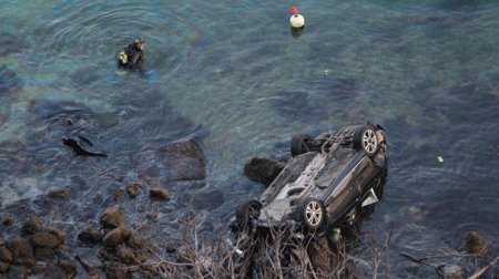 Maşın 150 metr yüksəklikdən dənizə düşdü - Video