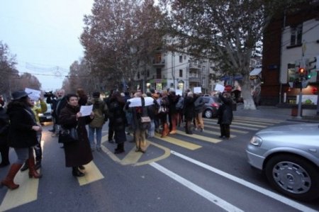 Etirazçılar Yerevanda yolu bağlamağa cəhd etdilər