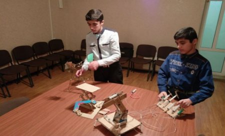 Qubanın Amsar kəndində yaşayan Ramazanov qardaşları hidravlik üsulla idarə olunan robotlar düzəldirlər.