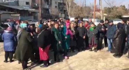 Məcburi köçkünlər etiraz edib