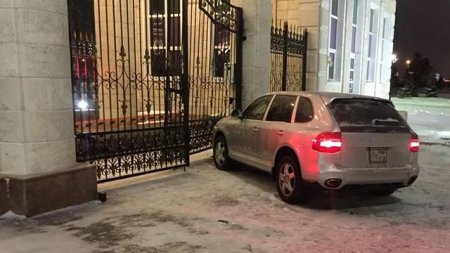 Sərxoş polis avtomobili Qazaxıstan prezidentinin iqamətgahının hasarına çırpıb