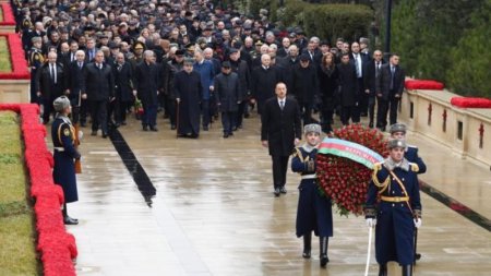 Prezident İlham Əliyev Şəhidlər Xiyabanını ziyarət edib