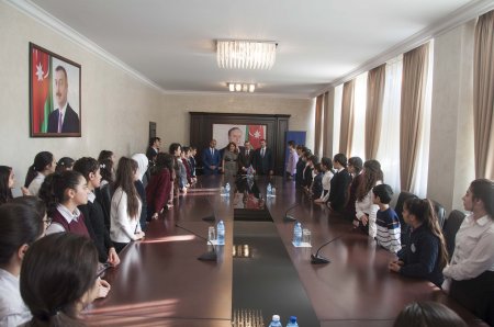 Nərimanov rayonunda “20 yanvar faciəsi xalqımızın qəhrəmanlıq salnaməsidir” mövzusunda inşa-yazı və rəsm müsabiqələrinin qaliblərinin mükafatlandırılma mərasimi keçirilib - FOTOLAR