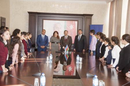 Nərimanov rayonunda “20 yanvar faciəsi xalqımızın qəhrəmanlıq salnaməsidir” mövzusunda inşa-yazı və rəsm müsabiqələrinin qaliblərinin mükafatlandırılma mərasimi keçirilib - FOTOLAR