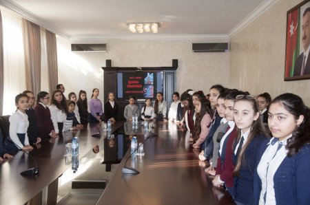 Nərimanov rayonunda “20 yanvar faciəsi xalqımızın qəhrəmanlıq salnaməsidir” mövzusunda inşa-yazı və rəsm müsabiqələrinin qaliblərinin mükafatlandırılma mərasimi keçirilib - FOTOLAR