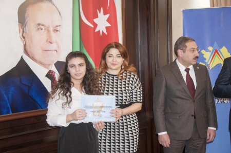 Nərimanov rayonunda “20 yanvar faciəsi xalqımızın qəhrəmanlıq salnaməsidir” mövzusunda inşa-yazı və rəsm müsabiqələrinin qaliblərinin mükafatlandırılma mərasimi keçirilib - FOTOLAR