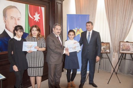 Nərimanov rayonunda “20 yanvar faciəsi xalqımızın qəhrəmanlıq salnaməsidir” mövzusunda inşa-yazı və rəsm müsabiqələrinin qaliblərinin mükafatlandırılma mərasimi keçirilib - FOTOLAR