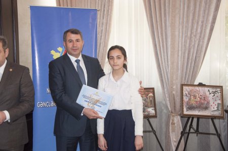 Nərimanov rayonunda “20 yanvar faciəsi xalqımızın qəhrəmanlıq salnaməsidir” mövzusunda inşa-yazı və rəsm müsabiqələrinin qaliblərinin mükafatlandırılma mərasimi keçirilib - FOTOLAR