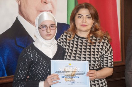 Nərimanov rayonunda “20 yanvar faciəsi xalqımızın qəhrəmanlıq salnaməsidir” mövzusunda inşa-yazı və rəsm müsabiqələrinin qaliblərinin mükafatlandırılma mərasimi keçirilib - FOTOLAR