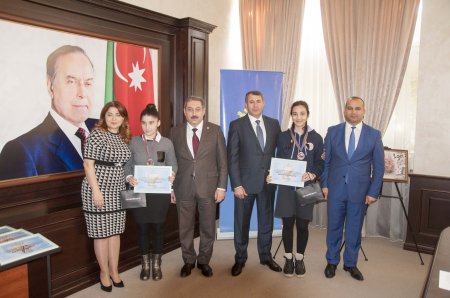 Nərimanov rayonunda “20 yanvar faciəsi xalqımızın qəhrəmanlıq salnaməsidir” mövzusunda inşa-yazı və rəsm müsabiqələrinin qaliblərinin mükafatlandırılma mərasimi keçirilib - FOTOLAR