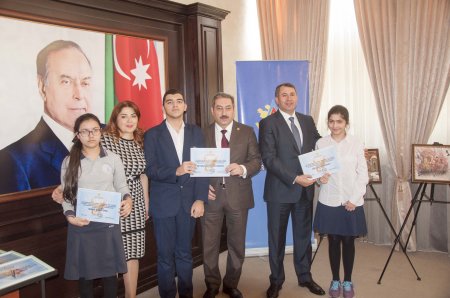 Nərimanov rayonunda “20 yanvar faciəsi xalqımızın qəhrəmanlıq salnaməsidir” mövzusunda inşa-yazı və rəsm müsabiqələrinin qaliblərinin mükafatlandırılma mərasimi keçirilib - FOTOLAR