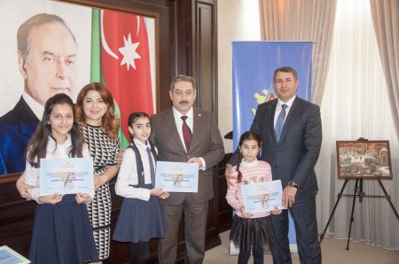 Nərimanov rayonunda “20 yanvar faciəsi xalqımızın qəhrəmanlıq salnaməsidir” mövzusunda inşa-yazı və rəsm müsabiqələrinin qaliblərinin mükafatlandırılma mərasimi keçirilib - FOTOLAR