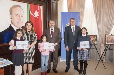 Nərimanov rayonunda “20 yanvar faciəsi xalqımızın qəhrəmanlıq salnaməsidir” mövzusunda inşa-yazı və rəsm müsabiqələrinin qaliblərinin mükafatlandırılma mərasimi keçirilib - FOTOLAR