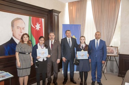 Nərimanov rayonunda “20 yanvar faciəsi xalqımızın qəhrəmanlıq salnaməsidir” mövzusunda inşa-yazı və rəsm müsabiqələrinin qaliblərinin mükafatlandırılma mərasimi keçirilib - FOTOLAR