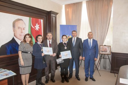 Nərimanov rayonunda “20 yanvar faciəsi xalqımızın qəhrəmanlıq salnaməsidir” mövzusunda inşa-yazı və rəsm müsabiqələrinin qaliblərinin mükafatlandırılma mərasimi keçirilib - FOTOLAR