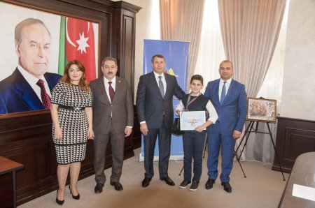 Nərimanov rayonunda “20 yanvar faciəsi xalqımızın qəhrəmanlıq salnaməsidir” mövzusunda inşa-yazı və rəsm müsabiqələrinin qaliblərinin mükafatlandırılma mərasimi keçirilib - FOTOLAR