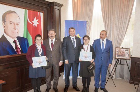 Nərimanov rayonunda “20 yanvar faciəsi xalqımızın qəhrəmanlıq salnaməsidir” mövzusunda inşa-yazı və rəsm müsabiqələrinin qaliblərinin mükafatlandırılma mərasimi keçirilib - FOTOLAR