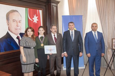 Nərimanov rayonunda “20 yanvar faciəsi xalqımızın qəhrəmanlıq salnaməsidir” mövzusunda inşa-yazı və rəsm müsabiqələrinin qaliblərinin mükafatlandırılma mərasimi keçirilib - FOTOLAR