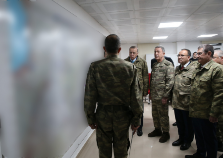 Ərdoğan hərbi geyimdə Suriya sərhədinə gəldi