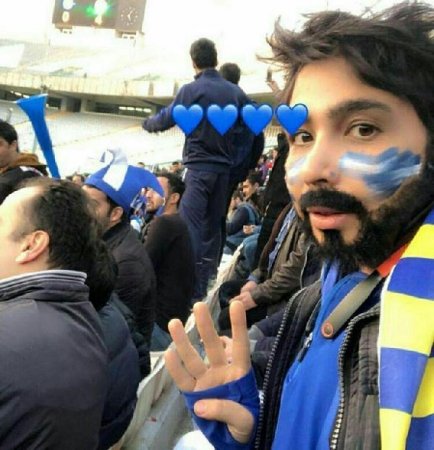 İranda stadiona getmək istəyən qadınlar saqqal taxdı – FOTO