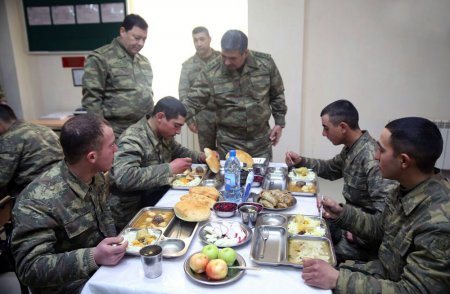 Zakir Həsənov cəbhə xəttində: düşmən mövqelərini izlədi (FOTOLAR)