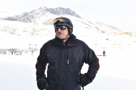 İlham Əliyev Şahdağda xizək sürdü — FOTOLAR
