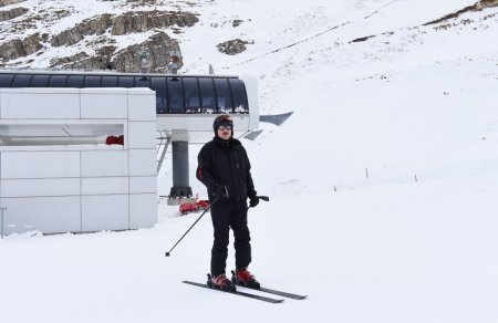 İlham Əliyev Şahdağda xizək sürdü — FOTOLAR