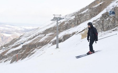 Ильхам Алиев посетил «Шахдаг» и покатался на лыжах - ФОТО