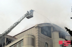 В одном из жилых зданий Баку произошел пожар, два человека отравились дымом