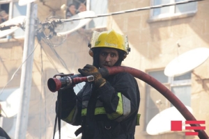 В Баку в жилом здании произошел пожар, 2 полицейских и 3 ребенка отравились - ОБНОВЛЕНО В Баку в жилом здании произошел пожар, 2 полицейских и 3 ребенка отравились - ОБНОВЛЕНО