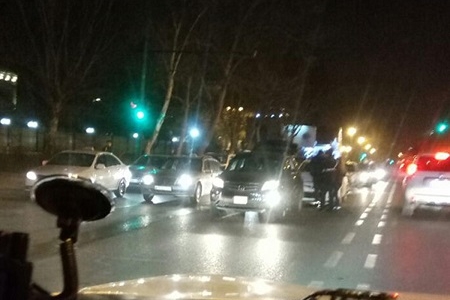 Bakıda qadın sürücü qəza törətdi, yolda tıxac var