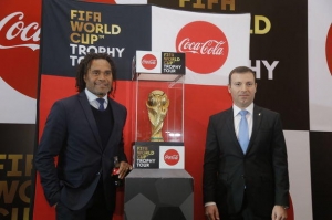 Кубок чемпионата мира по футболу был представлен президенту Азербайджана