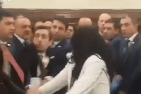 Erməni qadın deputat həmkarını seksual təhdiddə ittiham etdi