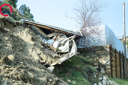 Владельцам 4 обрушенных оползнем домов в поселке Баил выплатят компенсацию