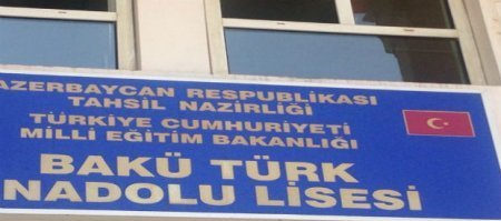 Bakıda türk liseyində direktor müavini şagirdi döydü - İş polisə düşdü