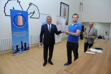 İcra başçısı şahmatçının pulunu vermir - Qalmaqal