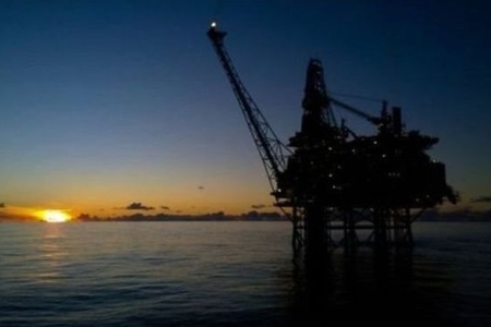 Səudiyyə və Rusiya Amerika neftinə qarşı birləşirlər: Neftin qiyməti 70-80 dollara qalxa bilər