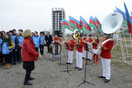 Leyla Əliyeva "Xocalıya ədalət!" kampaniyası çərçivəsində ağacəkmə aksiyasında iştirak edib Leyla Əliyeva "Xocalıya ədalət!" kampaniyası çərçivəsində ağacəkmə aksiyasında iştirak edib