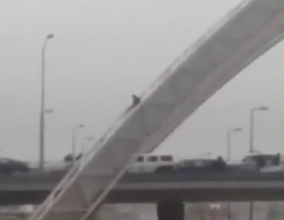 Bakıda ŞOK görüntü: Kişi Koroğlu körpüsündən özünü atmaq istədi – VİDEO