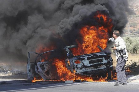 Bakıda maşın alovlandı