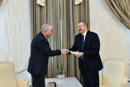 MSK sədri prezidentliyə namizədlik vəsiqəsini İlham Əliyevə təqdim edib