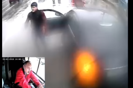 В Баку молодой человек устроил разборку с водителем автобуса - ВИДЕО