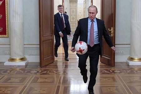 Putin FIFA prezidenti ilə top çilədi – VİDEO