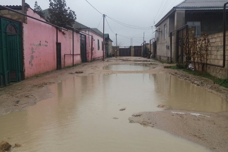 Yağış Bakıda bir qəsəbəni bərbad duruma saldı: “Qəsəbəmiz ucqar dağ kəndini xatırladır” - VİDEOREPORTAJ, FOTOLAR