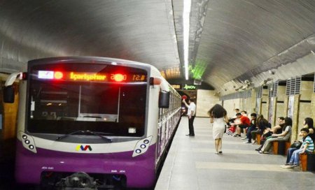 Sərnişin metroda qatar yoluna yıxıldı — YENİLƏNİB